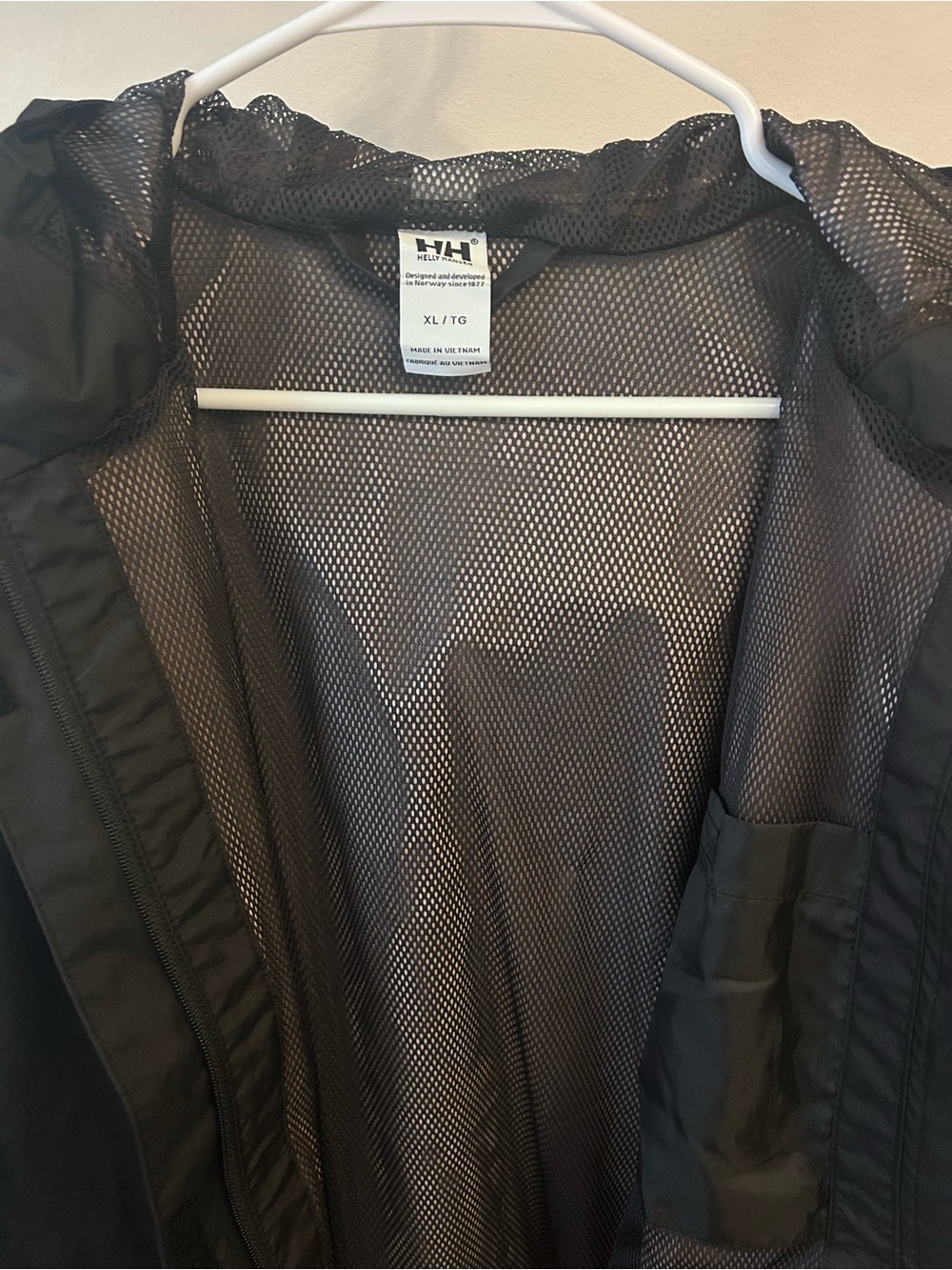 Helly Hansen Women's Black Rain Jacket (NWT) - Picture 6 of 8